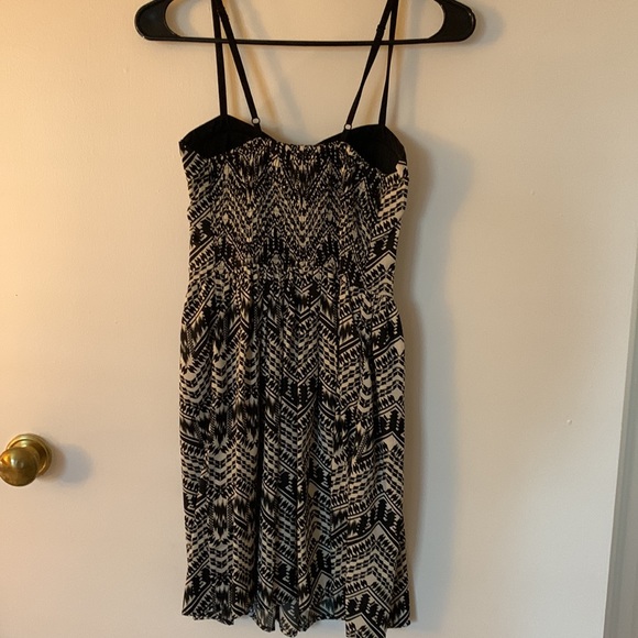 Patterned Dress - Picture 2 of 6